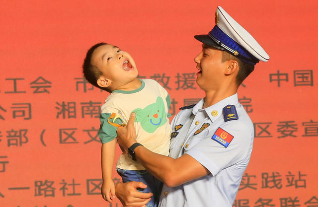8月14日，郴州市“文明进小区 有礼‘邻’距离”文明进小区活动在八一路社区开展。活动设置文明大集、文艺展演、好人分享、知识竞答等环节，为居民提供义诊、义剪、科普宣传等便民服务，并举行文明火炬传递，以邻里相聚传递文明新风，深化全国文明城市建设。
       在知识竞答环节中，八一路社区一名小朋友回答消防知识后在消防员叔叔怀抱中嗲声嗲气告诉消防员叔叔：“我长大想当消防员”。