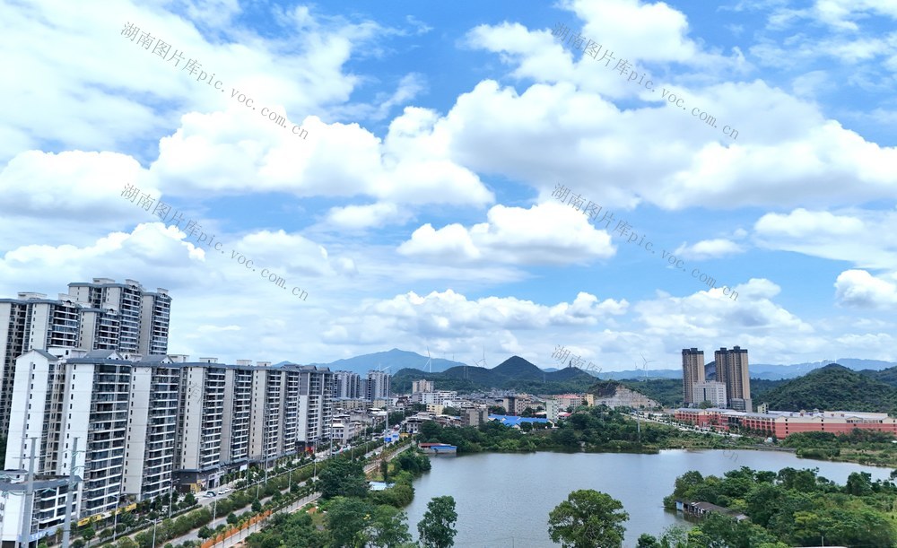  湖山相映景色新