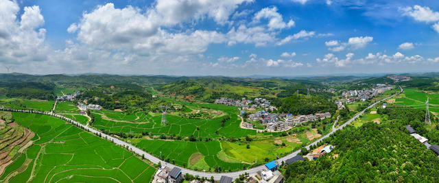 航拍  郴州市  永兴县 
  洋塘乡  文明村  田园风光  蓝天  白云 
 稻田  乡村  生态  画卷     