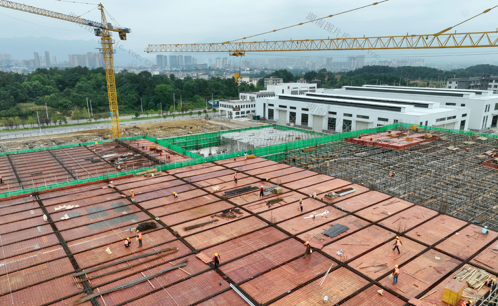 错峰 施工 作业 建筑 建设 工地 项目 防暑 高温天气 进度 产业园 工人 战高温