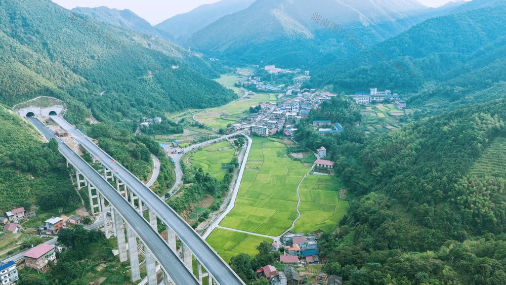 大道畅行 乡景如画