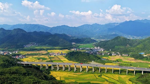 路畅  景美   车驰骋