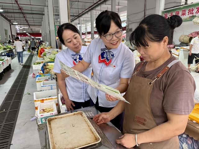 通道：金融宣传进集市  守护群众“钱袋子”
