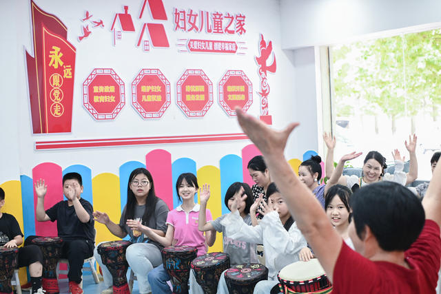 留守孩子不孤单（图）

8月22日，湖南省隆回县异地搬迁思源小区的留守孩子在学习手鼓。今年暑假，隆回县妇联组织志愿者深入思源小区，陪伴留守孩子，开设安全知识、绘画、舞蹈、手鼓等课程。让孩子们安全、快乐过暑假。

