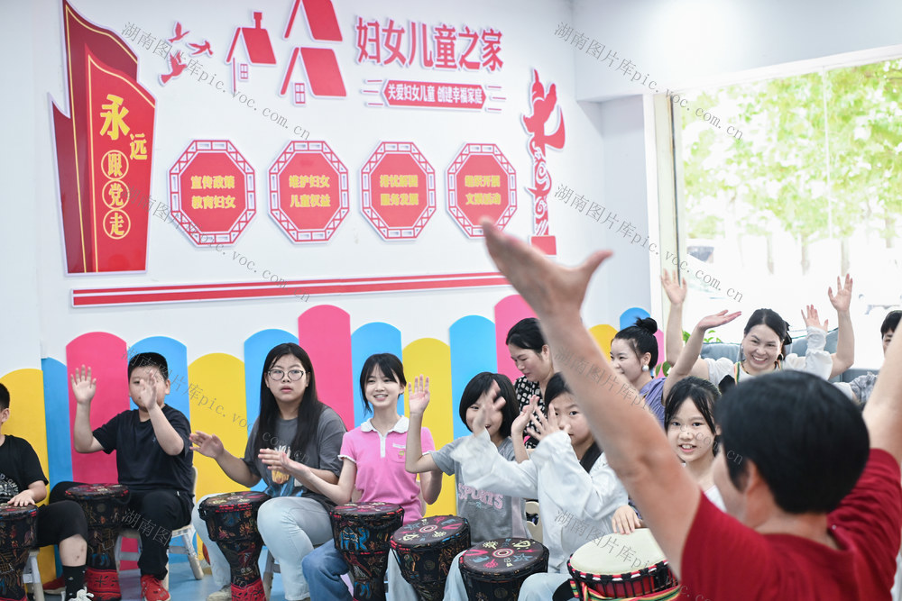 留守孩子不孤单（图）

8月22日，湖南省隆回县异地搬迁思源小区的留守孩子在学习手鼓。今年暑假，隆回县妇联组织志愿者深入思源小区，陪伴留守孩子，开设安全知识、绘画、舞蹈、手鼓等课程。让孩子们安全、快乐过暑假。
