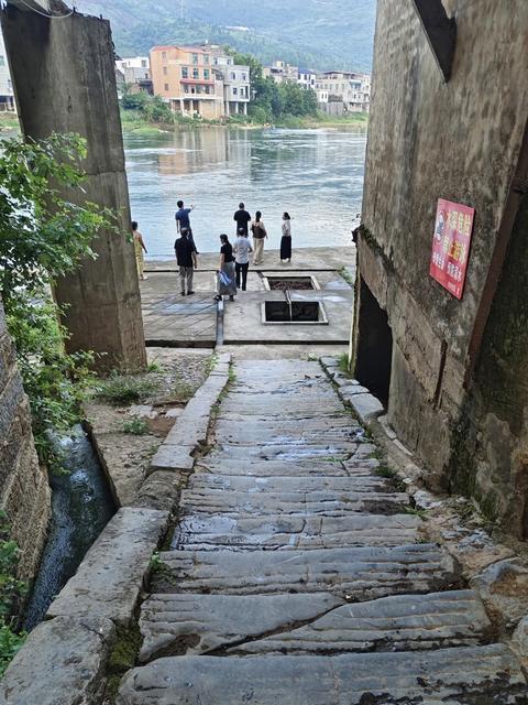 舂陵河畔 青石板石阶 老墙与青山  民俗 常宁市白沙镇