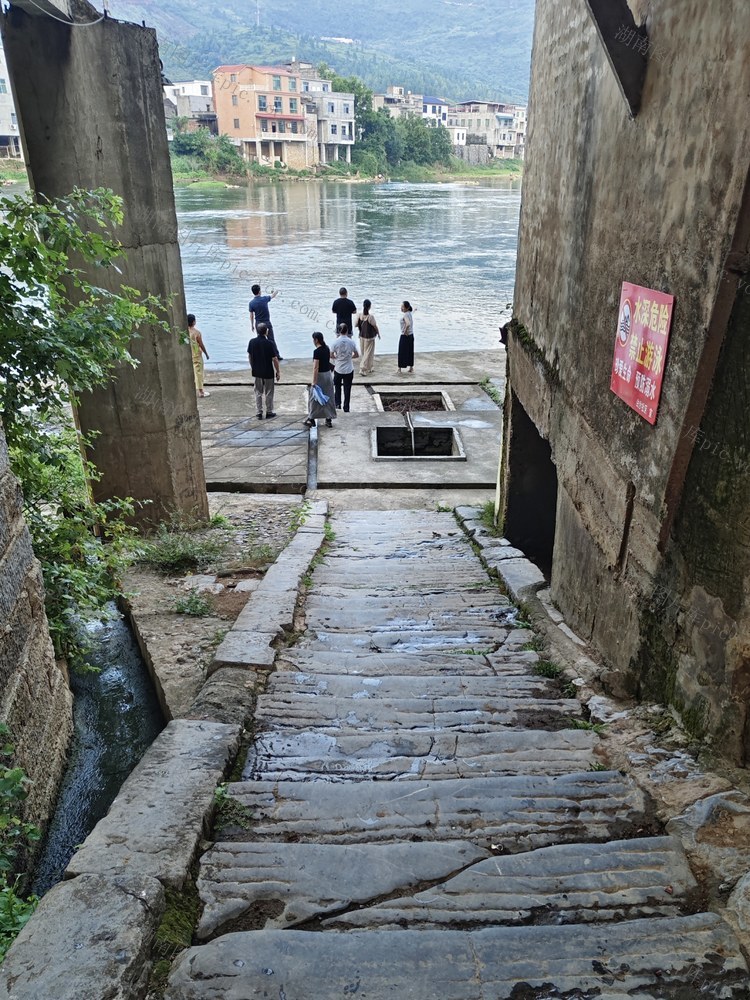 舂陵河畔 青石板石阶 老墙与青山  民俗 常宁市白沙镇