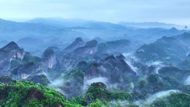 云漫丹霞入画屏