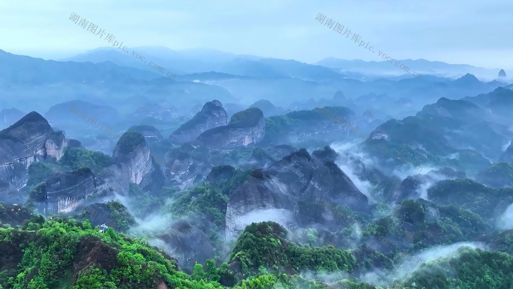 云漫丹霞入画屏