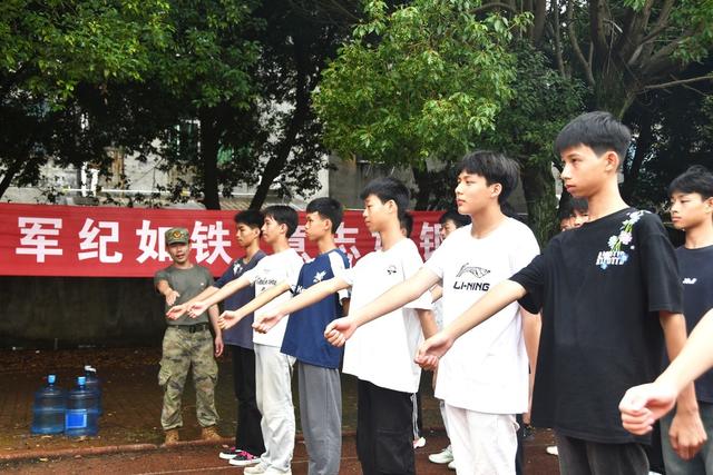   新生军训砺意志