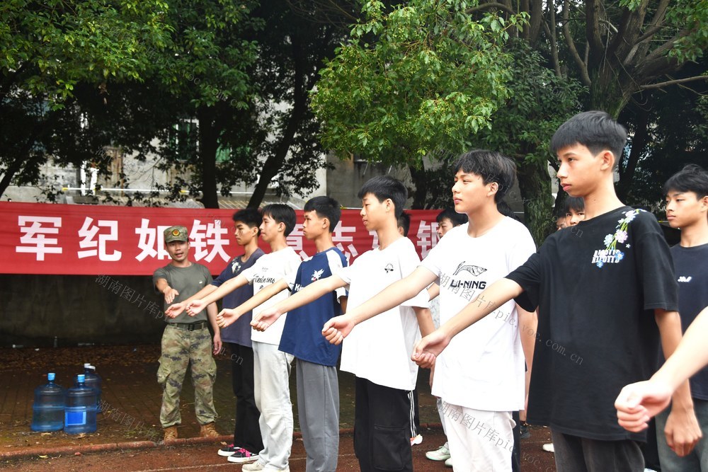   新生军训砺意志