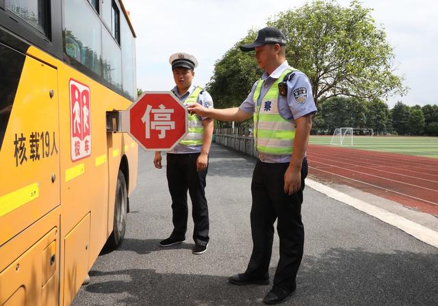    校车“体检”迎开学