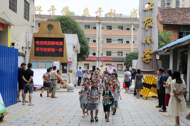 2026秋季开学 第一天 常德城区 校园门前 秩序井然