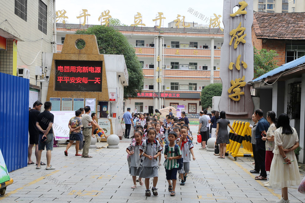2026秋季开学 第一天 常德城区 校园门前 秩序井然