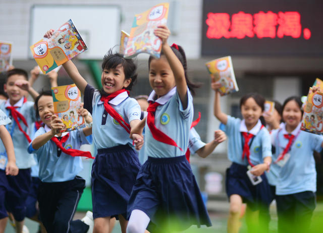 嘉禾：领新书 迎开学