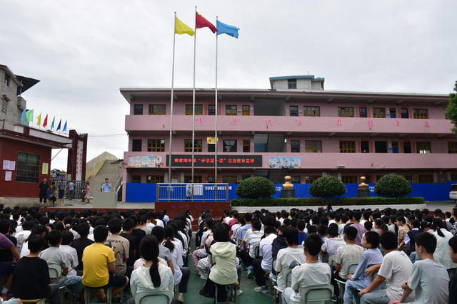法治宣讲护成长
