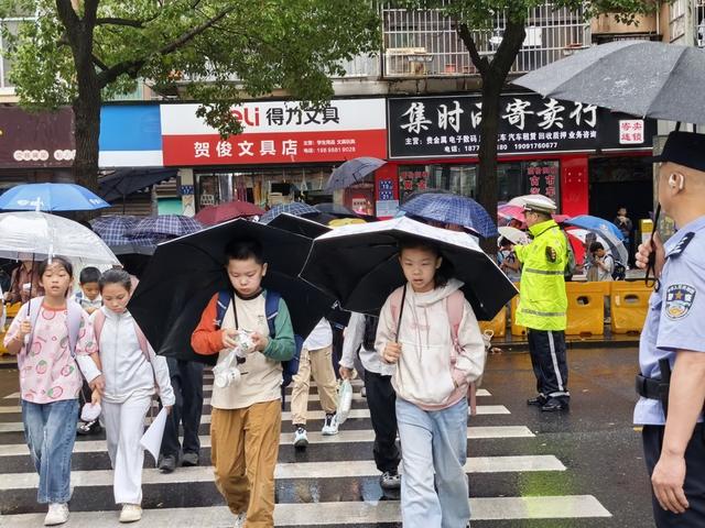 风雨无阻护校园