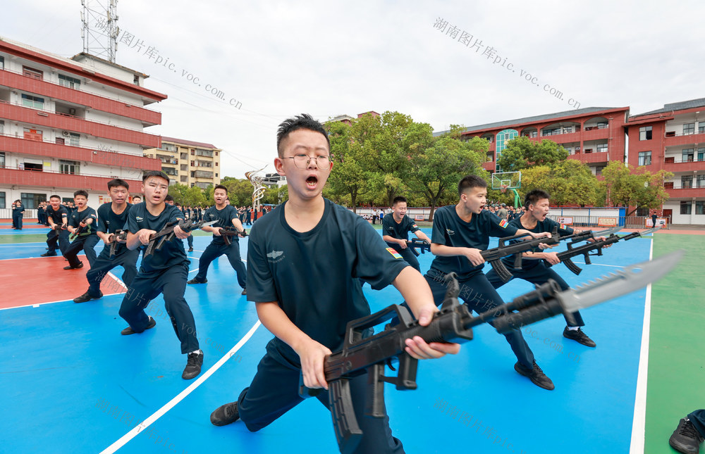 开学第一课  国防知识进学校。