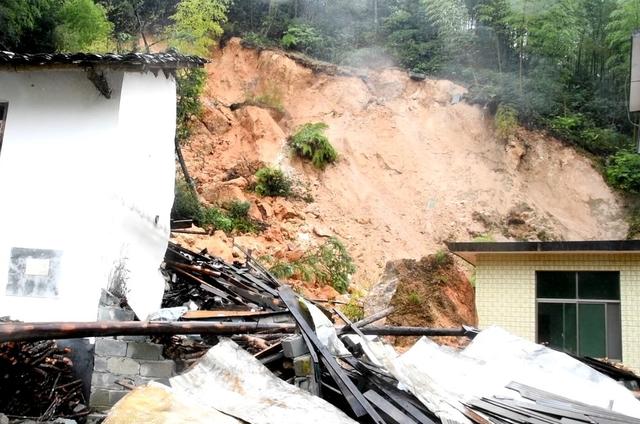 台风沙德尔、强降雨、沤江镇青竹村、山体滑坡、地灾隐患排查、滑坡前兆、群众提前转移、党群服务中心安置、零伤亡、房屋受损、24 小时值守监测、拉网排查、汛期防灾、安全屏障



 