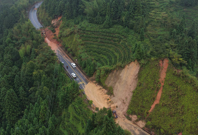 南桂东・党员先锋・风雨抢通・省道 315 线

**时间地点：** 2026 年 9 月 3 日・桂东县沤江镇大坪村

**起因：** 台风 "沙德尔"・持续强降雨・土壤饱和・突发塌方・交通中断

**主体：** 党员先锋队・党员装载机小分队・党员骨干

**行动：** 拉网式排查・闻汛而动・轮班作业・连续奋战・24 小时巡查监测・抢通保畅

**成效：** 受阻路段恢复通行・滞留车辆安全驶离・筑牢出行 "安全线"

**理念：** 人民至上・生命至上・责任坚守