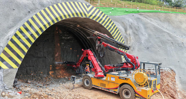 9月2日，宜常铁路湖南段重点控制性工程彭山隧道实现出口进洞开挖，正式进入主体掘进阶段。该隧道位于澧县彭山景区，是本段唯一暗洞隧道，由中铁十九局承建，为单洞双线设计，全长494.8米。区域围岩破碎、洞口浅埋，地质复杂，施工管控难度较大。
 
项目前期多次踏勘论证，严格遵循隧道施工原则，落实“先探后掘、动态施工”，配齐各类安全监测设施，做好物资、便道、水电等保障。下一步，项目部将紧盯节点，用好智能机械化施工，严控工序、守住安全与环保底线，着力打造安全、品质、绿色工程。