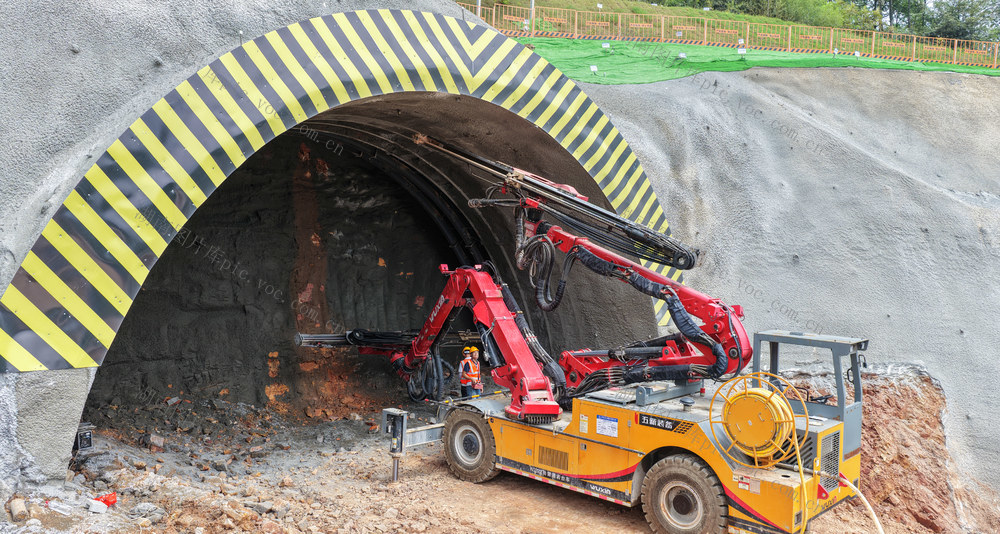 9月2日，宜常铁路湖南段重点控制性工程彭山隧道实现出口进洞开挖，正式进入主体掘进阶段。该隧道位于澧县彭山景区，是本段唯一暗洞隧道，由中铁十九局承建，为单洞双线设计，全长494.8米。区域围岩破碎、洞口浅埋，地质复杂，施工管控难度较大。
 
项目前期多次踏勘论证，严格遵循隧道施工原则，落实“先探后掘、动态施工”，配齐各类安全监测设施，做好物资、便道、水电等保障。下一步，项目部将紧盯节点，用好智能机械化施工，严控工序、守住安全与环保底线，着力打造安全、品质、绿色工程。
