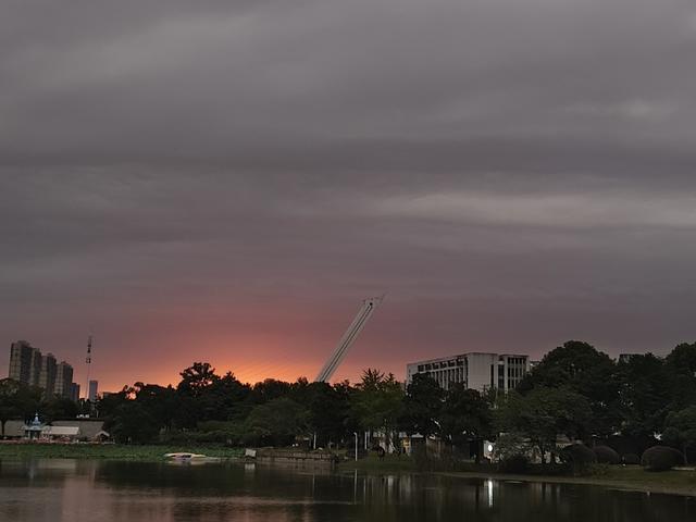 暮色 阴天 余晖