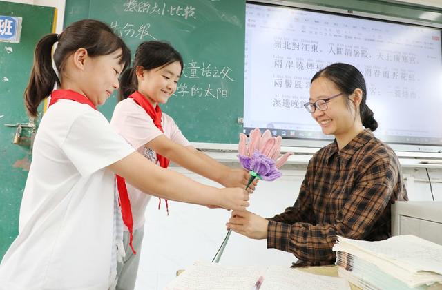    送祝福     感师恩 