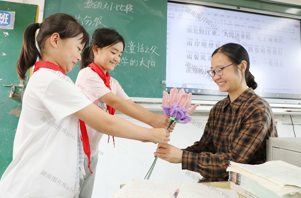    送祝福     感师恩 