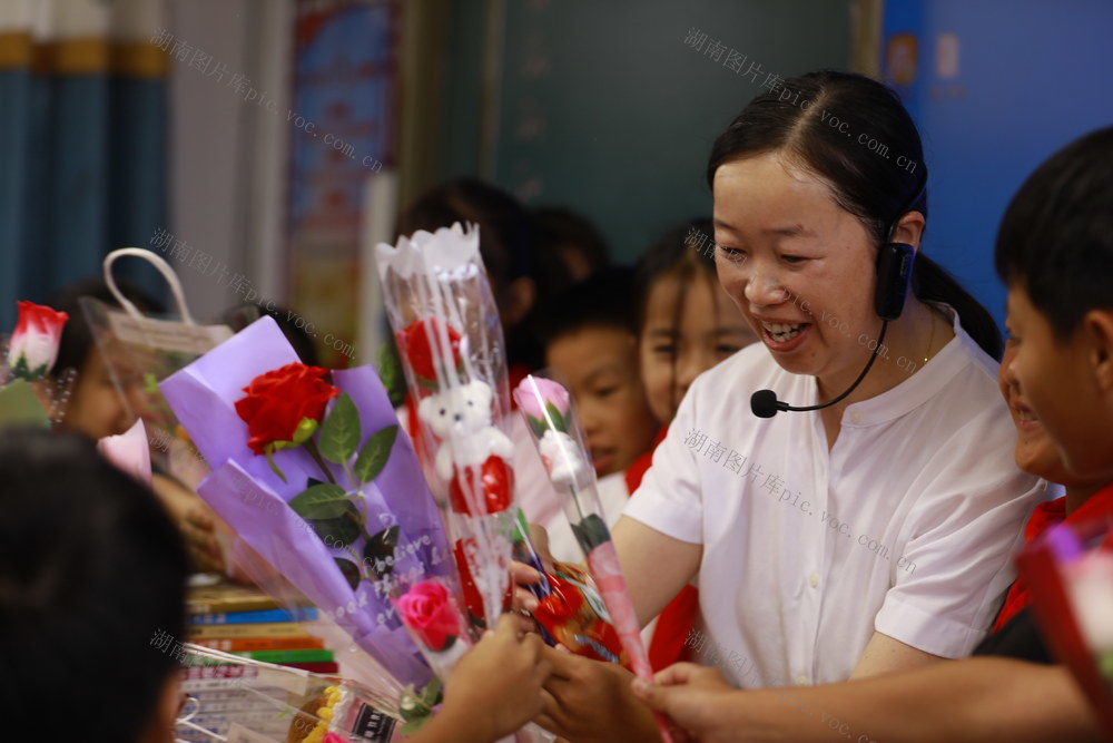 教师节 小学生 鲜花 感恩