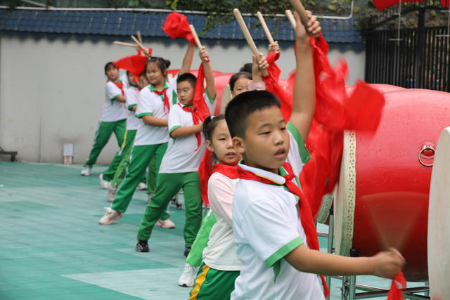土家族 苗族 小学 鼓舞 童心 丰富 校园 生活 非遗