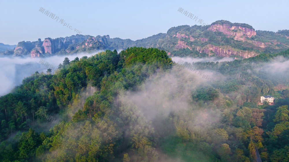 丹峰秋色揽云来