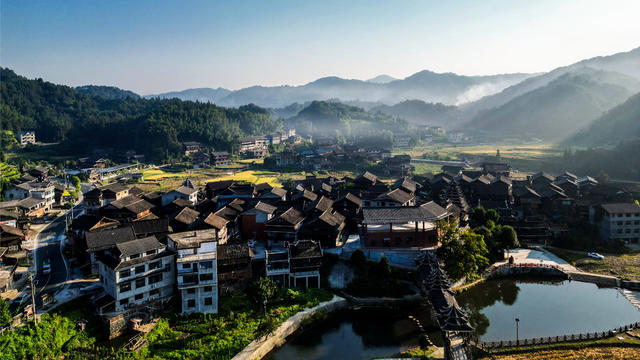 侗乡 民居 风雨桥 小河 晨雾 青山 美丽 画卷