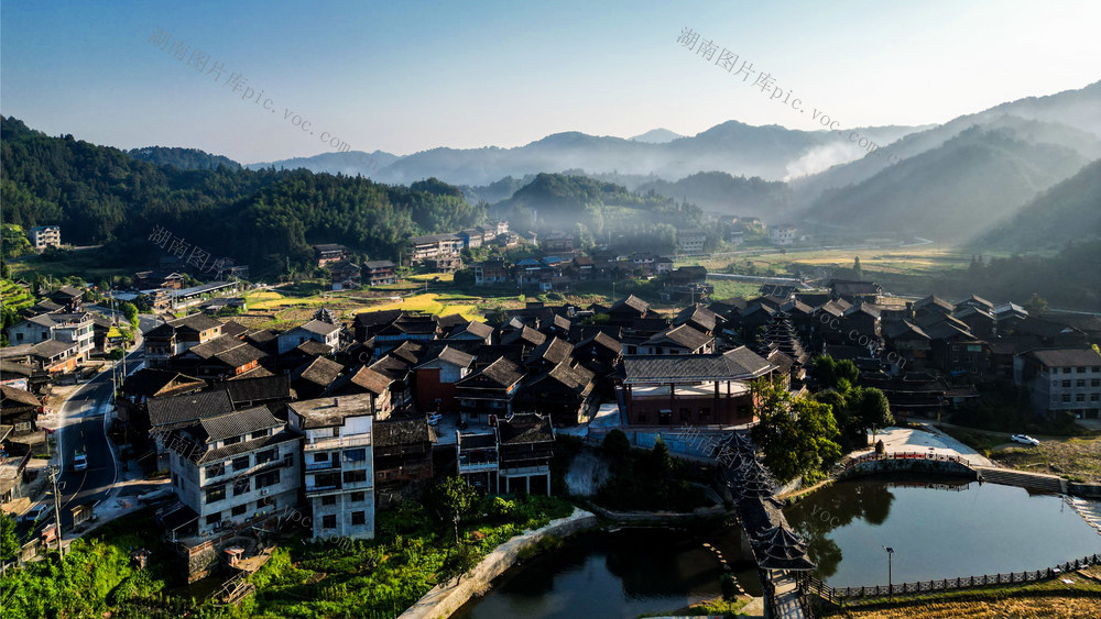 侗乡 民居 风雨桥 小河 晨雾 青山 美丽 画卷