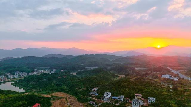 霞染田园