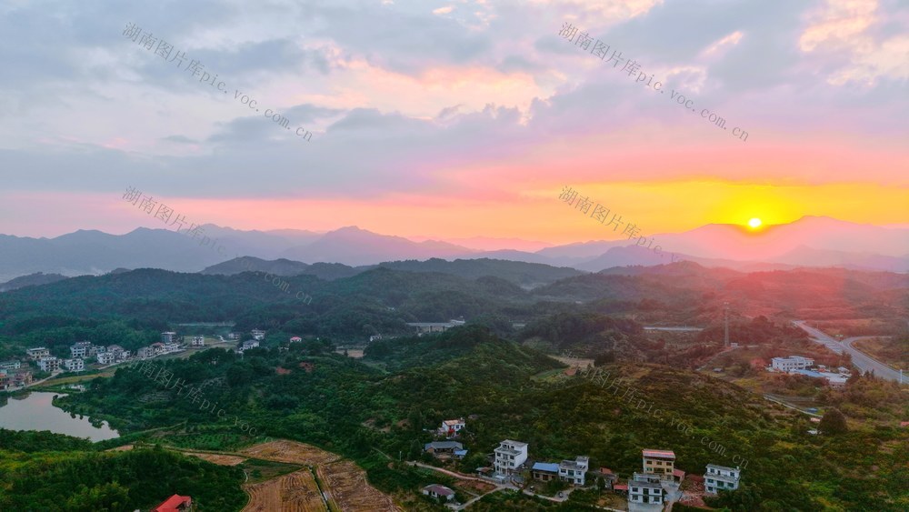霞染田园