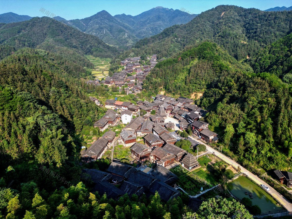 通道 侗族 青山 环抱 古 侗寨 