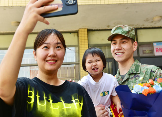 嘉禾：欢送新兵入伍