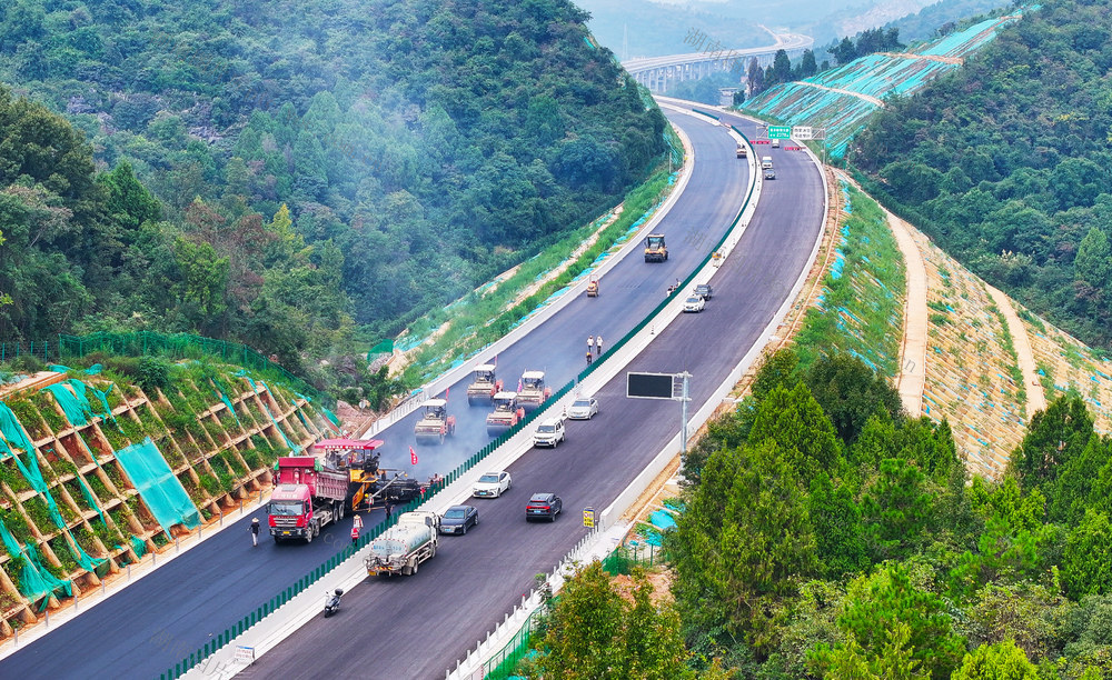 高速  公路  建设  沥青  摊铺