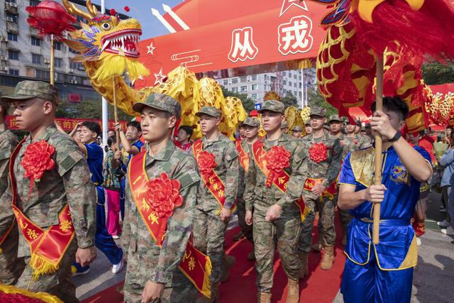 热血戎装启新程
