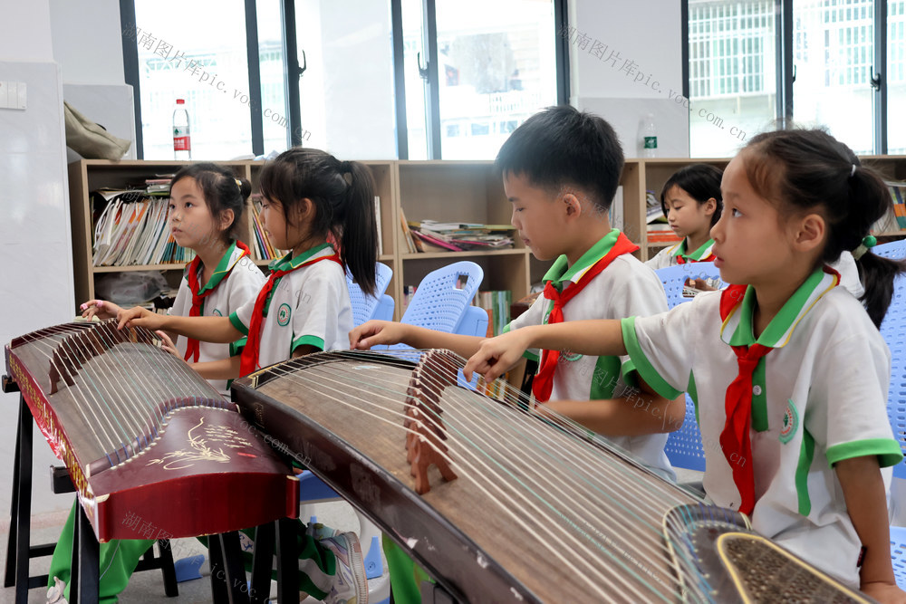 土家族 苗族  小学 学生 古筝 艺术  传统文化 特长