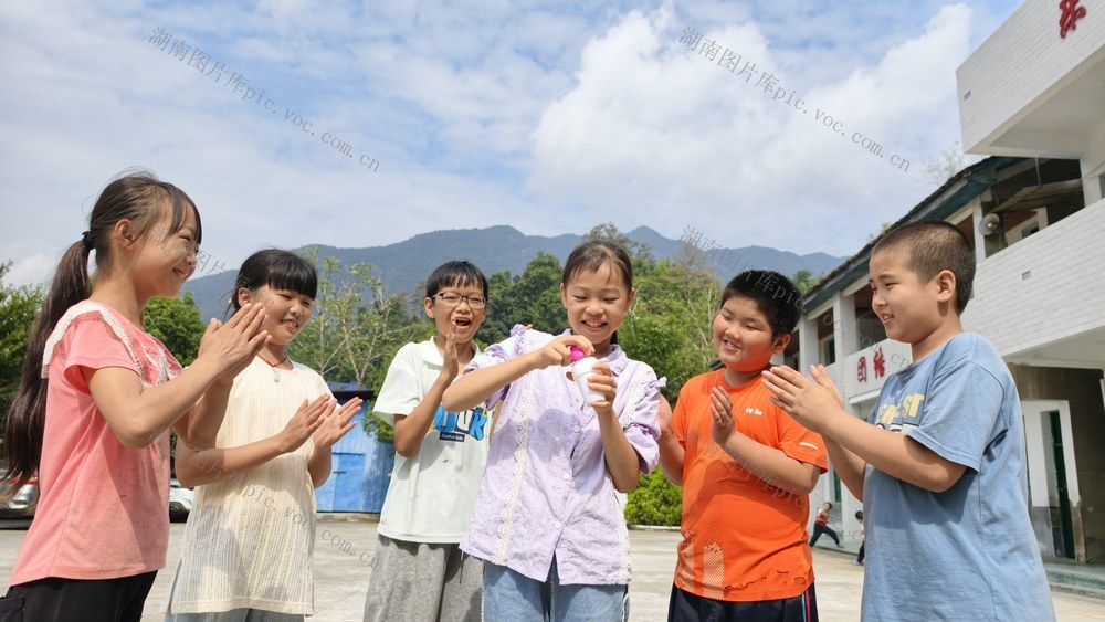 深山 学校 教学点 孩子 家门口 上学 童年 快乐