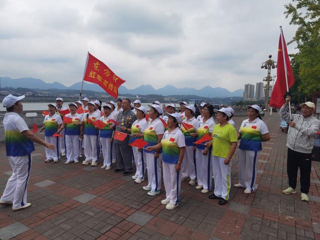 国庆 老年人 义务 演出 