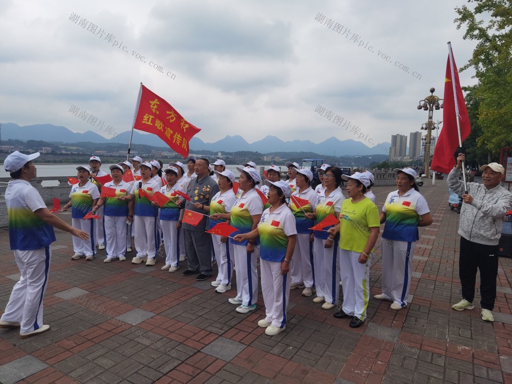 国庆 老年人 义务 演出 