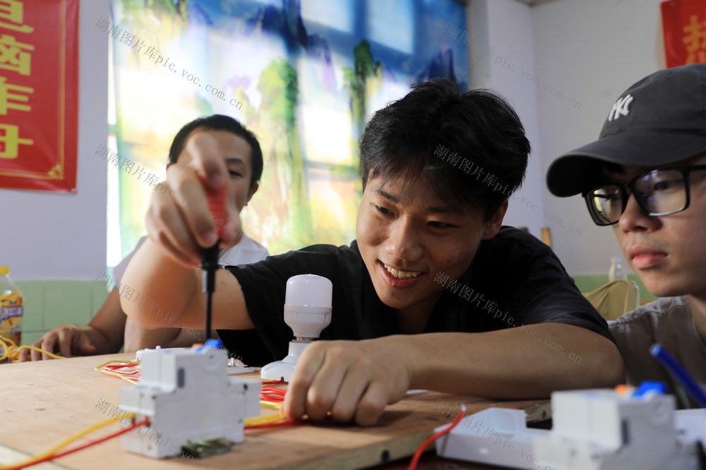 免费  技能  培训  电工  就业