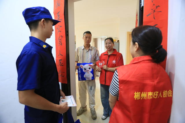 郴州  苏仙区  白水社区  志愿者  金科城 
 小区  文明进小区  有礼“邻”距离  敲门   入户  志愿者    居民  消防知识  文明新风尚  