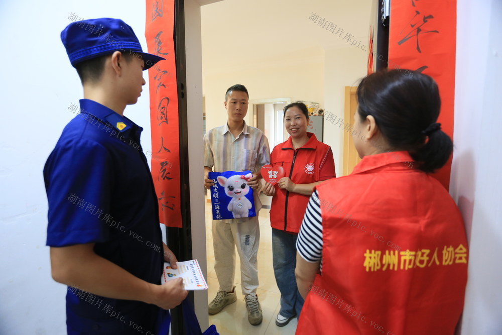 郴州  苏仙区  白水社区  志愿者  金科城 
 小区  文明进小区  有礼“邻”距离  敲门   入户  志愿者    居民  消防知识  文明新风尚  