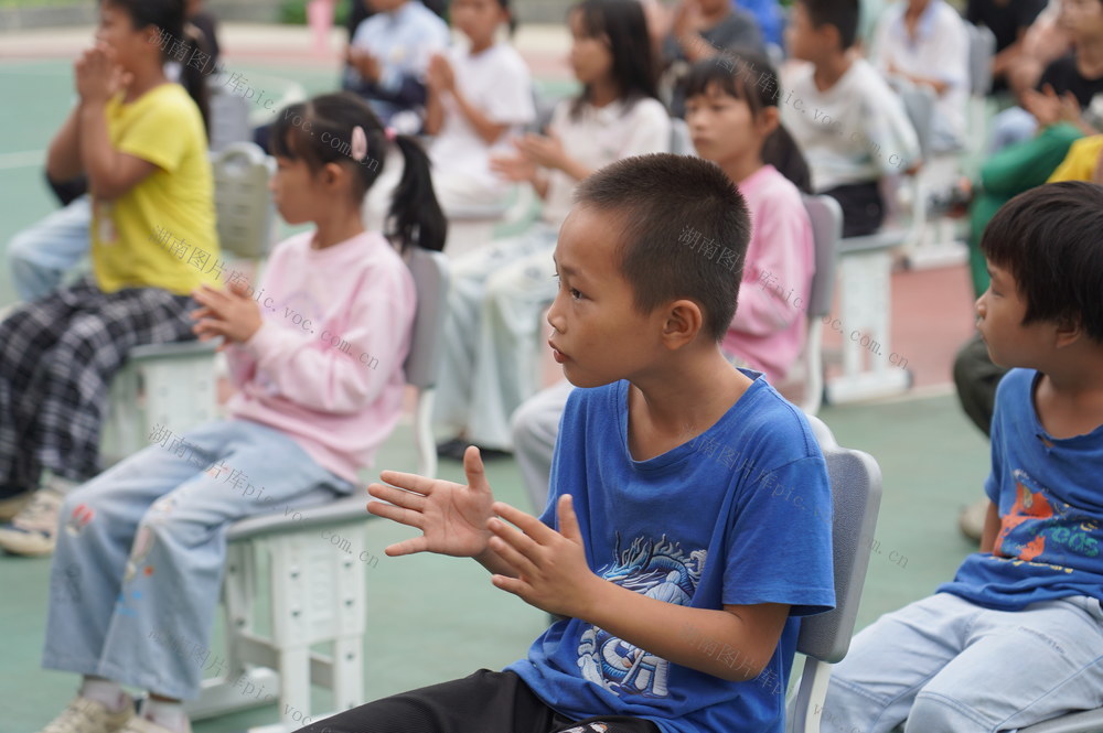 城乡学校  结对帮扶（图）

9月23日，湖南省隆回县九龙学校爱心教师来到本县三阁司镇天子山村五一小学开展结对帮扶活动，为五一小学的孩子们送来文体用品、优质教学资源。