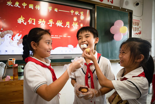 通道   学生   月饼    中秋