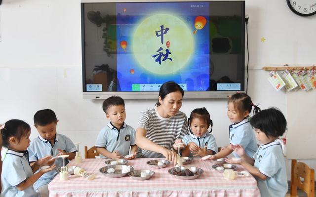 巧手做月饼 童心品民俗